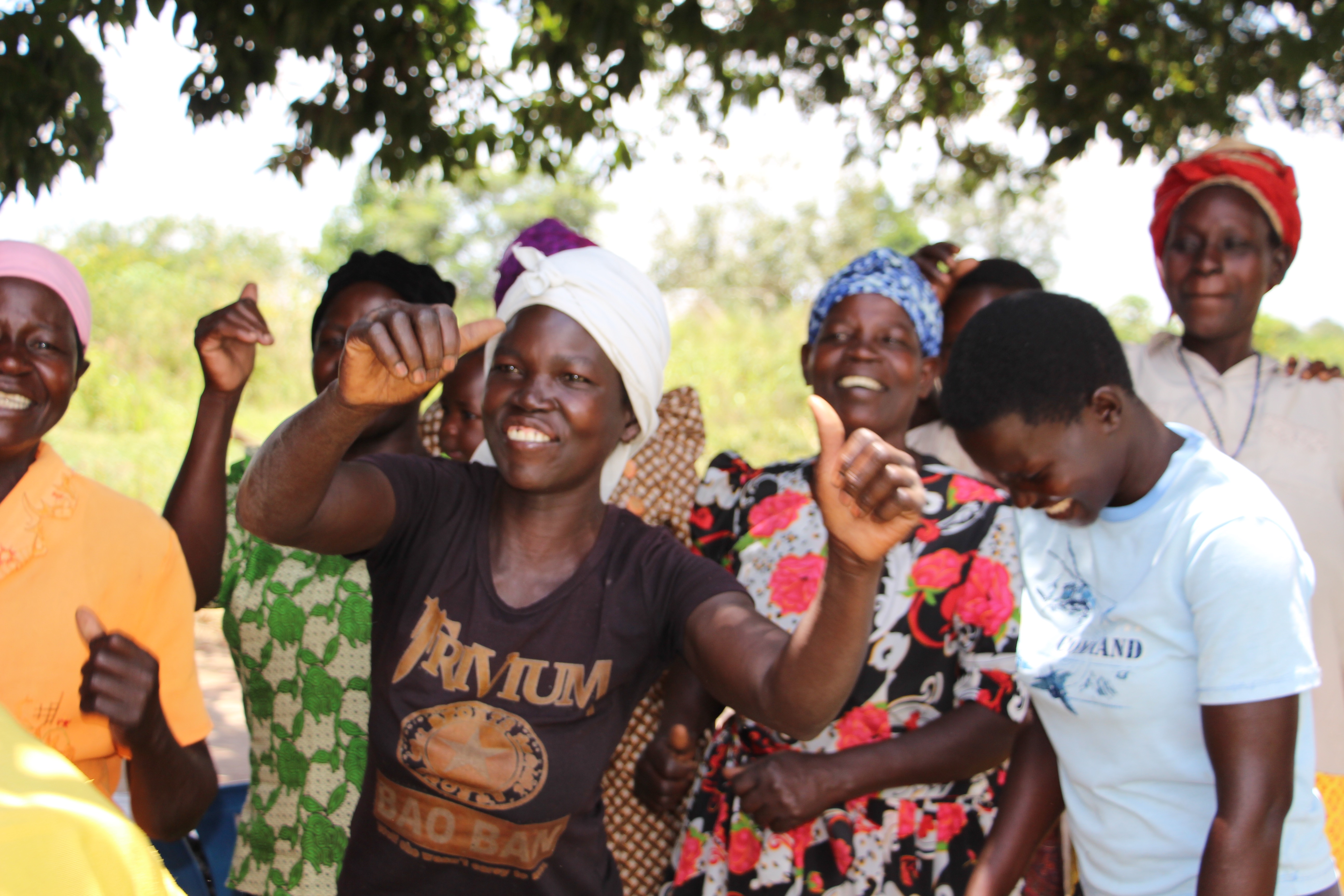 African women dancing